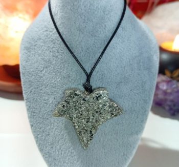 Ciondolo a punta a foglia di orgonite 10 gr.