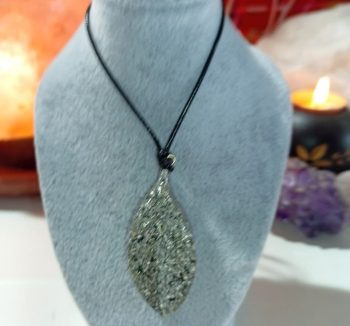 Orgonite Ciondolo foglia a becco lungo 10 gr.