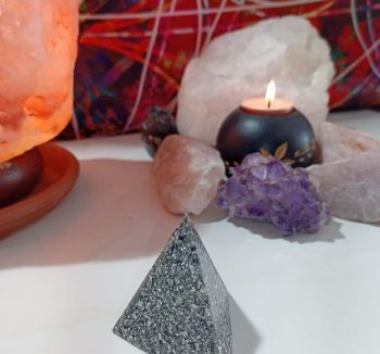 Piramide Piccola Orgonite 3 lati 40 gr.