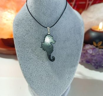 Ciondolo Orgonite Cavalluccio Marino Magnetite 3 gr.