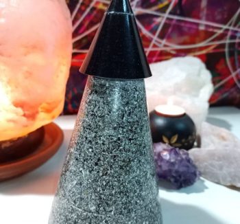 Piramide Orgonite Cono 838 gr. con punta in magnetite.