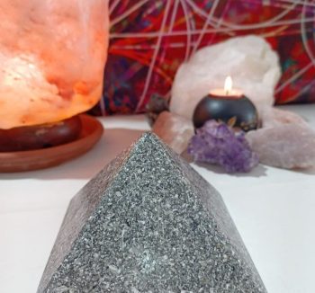 Piramide di orgonite Super Large 4 facce 550 gr.