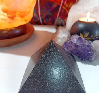 Esclusiva Orgonite Grande Piramide 4 lati CHIP DI FERRO 300 gr
