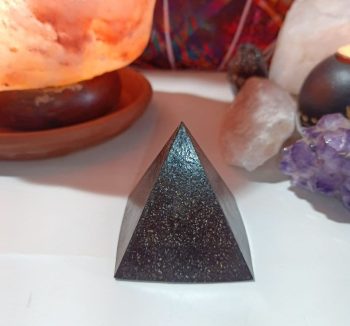 Esclusiva Orgonite Piramide Media 4 lati CHIP DI FERRO 110 gr.