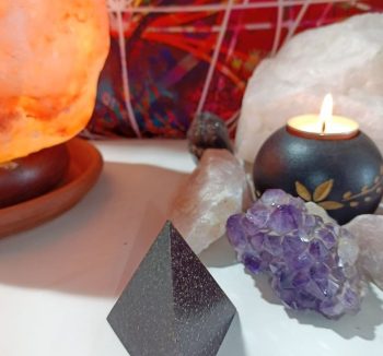 Esclusiva Orgonite Pyramid 3 lati CHIP DI FERRO 40 gr.