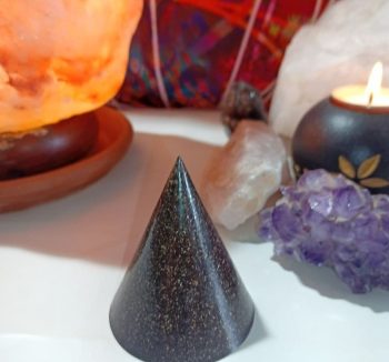 Esclusivo cono piramidale in orgonite CHIP DI FERRO 100 gr.