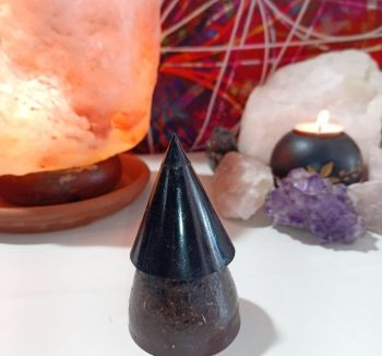 Cono piramidale in orgonite CHIP DI FERRO con punta in Magnetite 200 GR