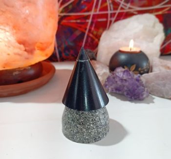 Piramide di orgonite piccolo cono CHIP IN ALLUMINIO con punta in Magnetite 150 GR