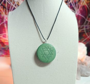 OrgoChakra Cuore o Cardiaco forma semicircolare pendente o portachiavi 15 gr.