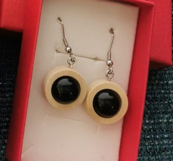 Orecchini in shungite in legno arancione o beige.