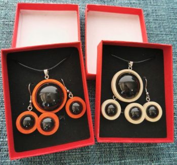 Parure con anello, orecchini e pendente in Shungite in legno arancione o beige.